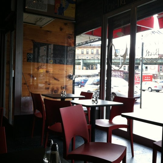 รูปภาพถ่ายที่ Evil Olive Pizza &amp; Bar โดย Kelly เมื่อ 4/2/2012
