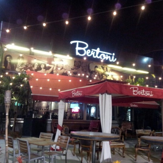 รูปภาพถ่ายที่ Bertoni Lounge โดย Luciano R. เมื่อ 7/5/2012