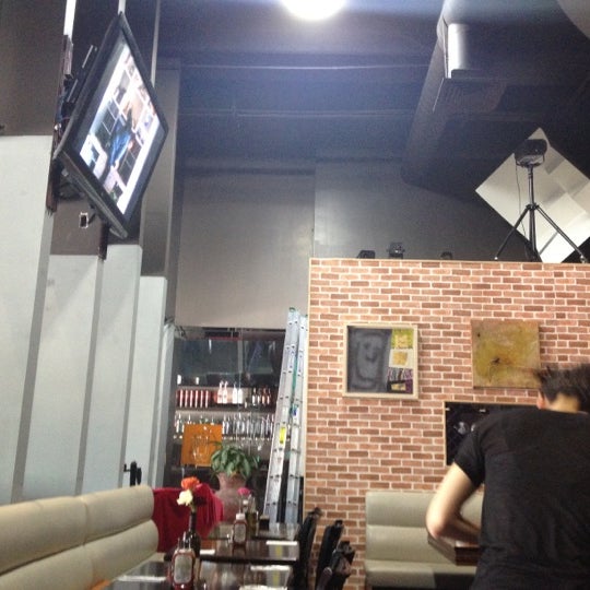 6/9/2012 tarihinde Devereau C.ziyaretçi tarafından Novel Cafe'de çekilen fotoğraf