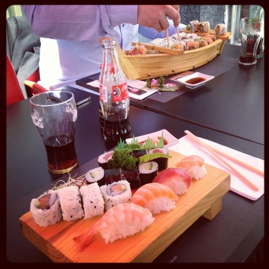 Foto diambil di Umi Sushi & Asian Cuisine oleh Steff P. pada 6/25/2...