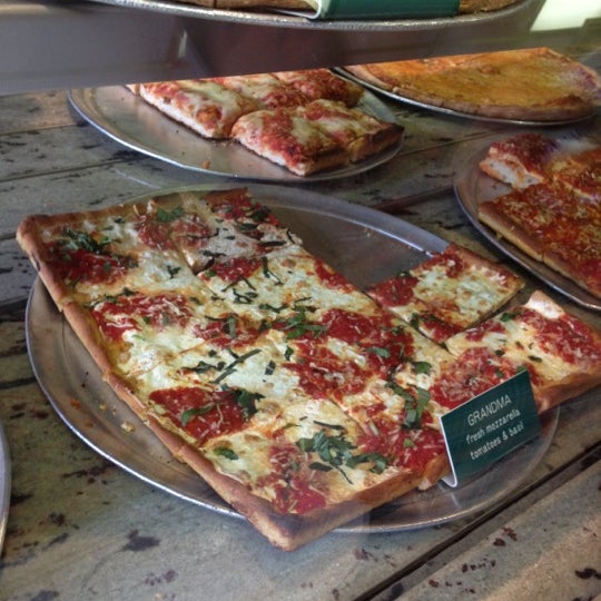 4/5/2012 tarihinde Rachel S.ziyaretçi tarafından Krispy Pizza - Brooklyn'de çekilen fotoğraf
