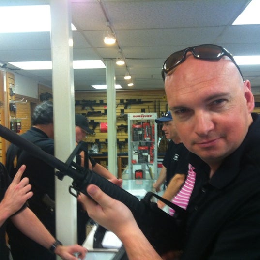 5/21/2012 tarihinde Mat G.ziyaretçi tarafından The Gun Store'de çekilen fotoğraf