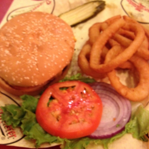 Das Foto wurde bei BurgerMeister von Tracey B. am 8/5/2012 aufgenommen