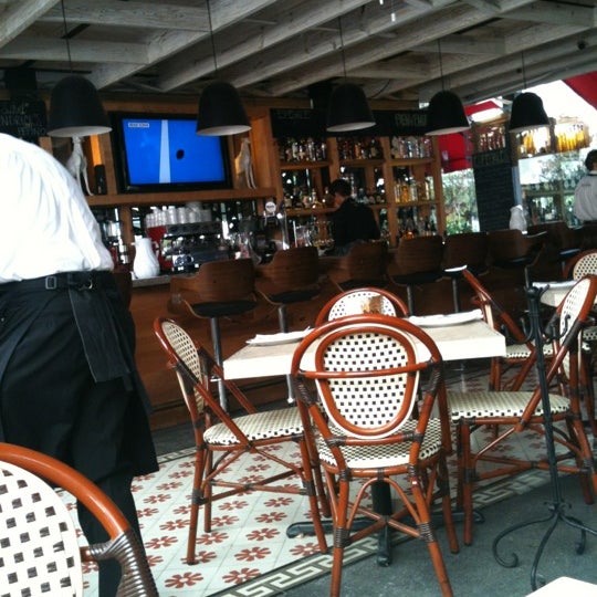 รูปภาพถ่ายที่ Alcentro Cafe Bistro โดย Francisco M. เมื่อ 5/9/2012