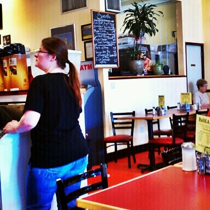 4/15/2012 tarihinde John L.ziyaretçi tarafından Dempsey&#39;s Breakfast and Lunch'de çekilen fotoğraf