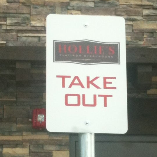 Photo prise au Hollie&#39;s Flatiron Steakhouse par Falen T. le6/21/2012