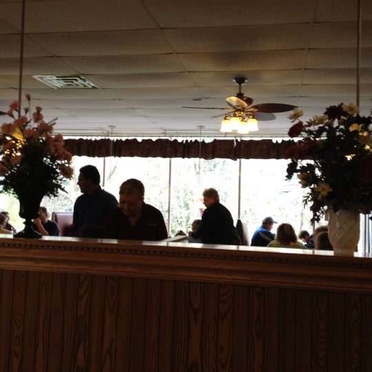 Das Foto wurde bei Tip Top Restaurant &amp; Catering von Diane D. am 4/1/2012 aufgenommen