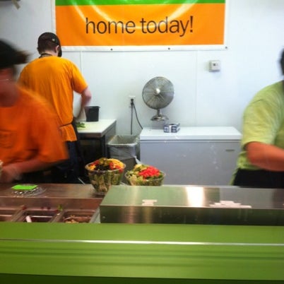 รูปภาพถ่ายที่ Fourleaf Chopped Salads โดย Gina W. เมื่อ 8/7/2012