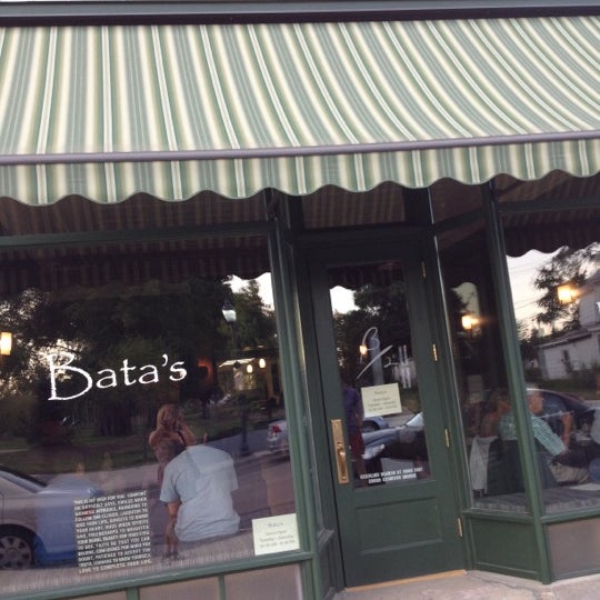 Foto diambil di Bata&#39;s Restaurant oleh CJ pada 8/11/2012