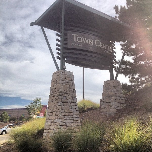 รูปภาพถ่ายที่ Town Center at Aurora โดย Christina B. เมื่อ 7/22/2012