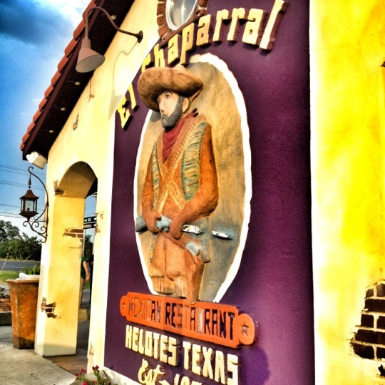 Foto diambil di El Chaparral Mexican Restaurant oleh Saulo R. pada 6/1/2012