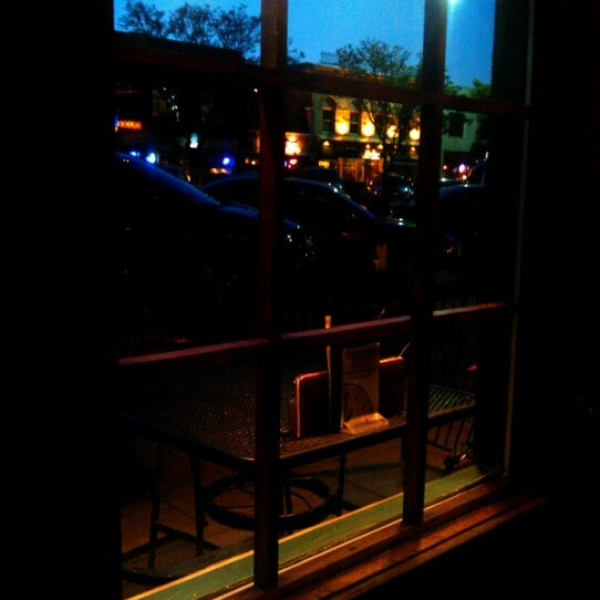 รูปภาพถ่ายที่ The Crown Pub โดย Julieanna D. เมื่อ 9/10/2012