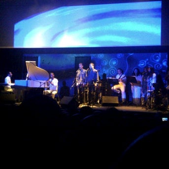 Foto tirada no(a) Rainbow Theater por Diala S. em 3/24/2012