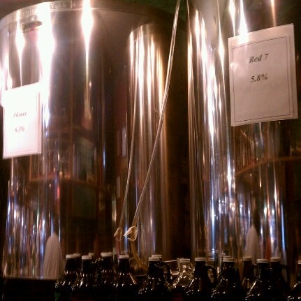 Foto diambil di Seven Barrel Brewery oleh Kim W. pada 8/22/2012