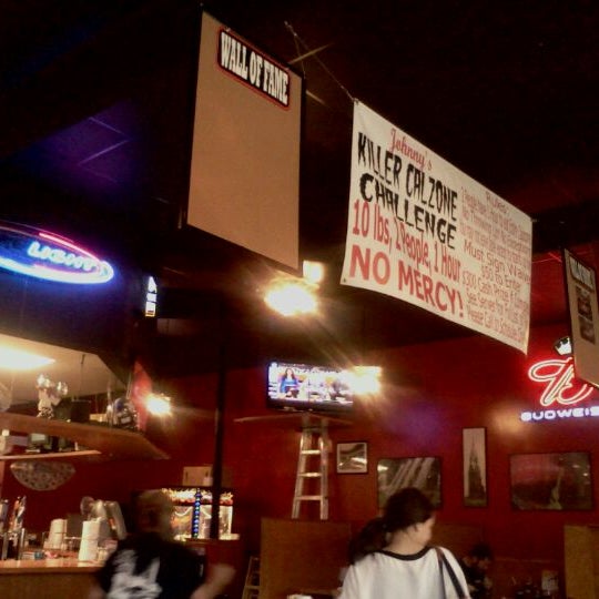 Foto diambil di Johnny&#39;s NY Pizza oleh Tracy M. pada 3/22/2012