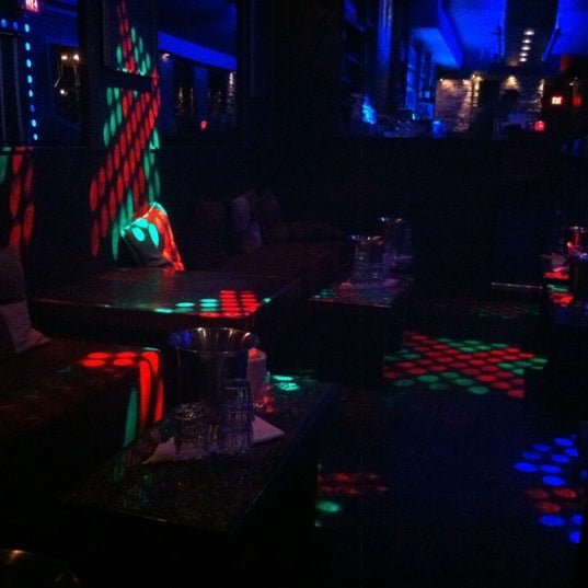 2/12/2012 tarihinde Tommy B.ziyaretçi tarafından Bleu Martini'de çekilen fotoğraf