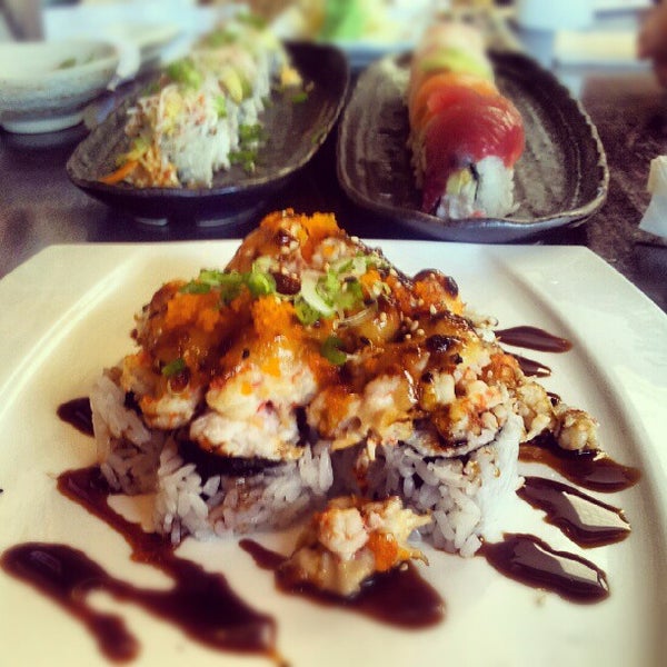 Снимок сделан в Fusion Sushi пользователем Jo J. 8/17/2012