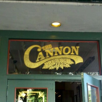Снимок сделан в The Cannon Brew Pub пользователем Beverly R. 5/7/2012