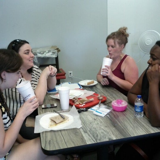 7/28/2012 tarihinde Cheryl L.ziyaretçi tarafından NYC Pizza'de çekilen fotoğraf