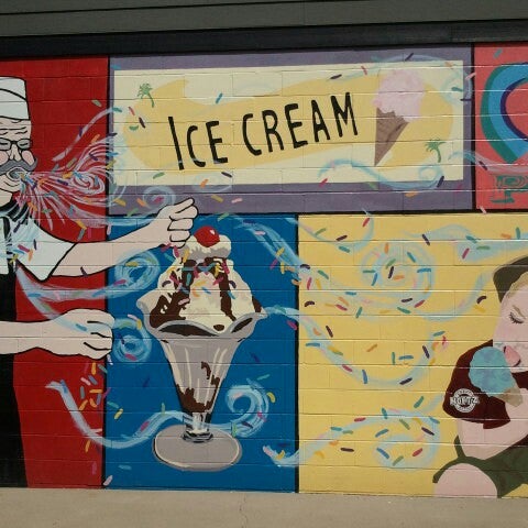 รูปภาพถ่ายที่ Klavon&#39;s Ice Cream Parlor โดย Shannon D. เมื่อ 8/19/2012