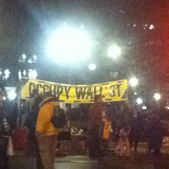 Снимок сделан в Occupy Wall Street пользователем Joseph B. 3/20/2012