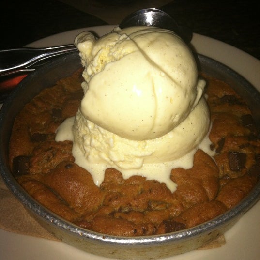 Photo taken at BJ&#39;s Restaurant &amp; Brewhouse by Lorena O. on 7/1/2012