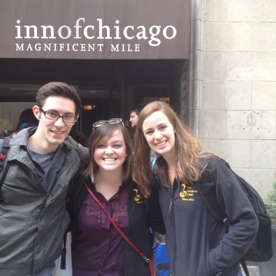 รูปภาพถ่ายที่ Inn Of Chicago โดย Meghan L. เมื่อ 4/4/2012