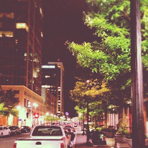 รูปภาพถ่ายที่ The Big Easy Raleigh โดย Jana A. เมื่อ 4/5/2012