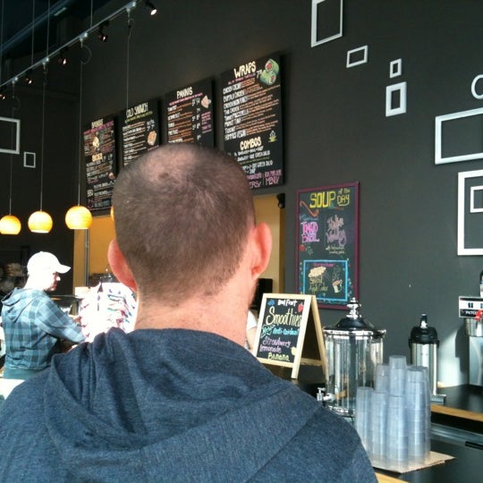รูปภาพถ่ายที่ Yellow Dot Cafe โดย Nathan L. เมื่อ 2/26/2012