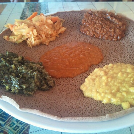 Foto tirada no(a) Walia Ethiopian Cuisine por sayumi em 8/23/2012