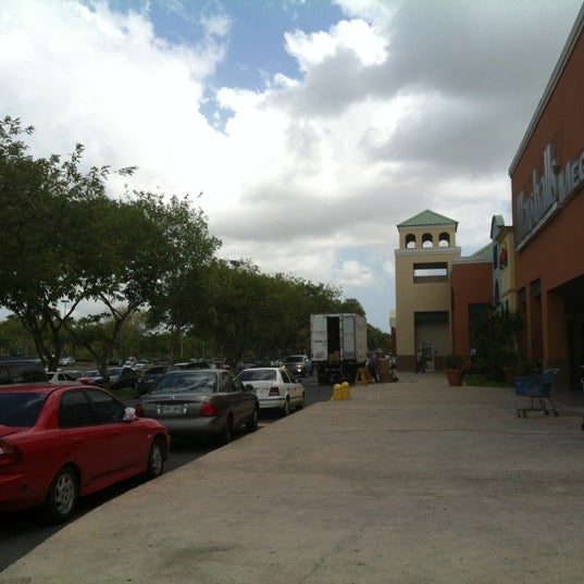 Das Foto wurde bei The Outlets at Montehiedra von Nayda P. am 7/26/2012 aufgenommen