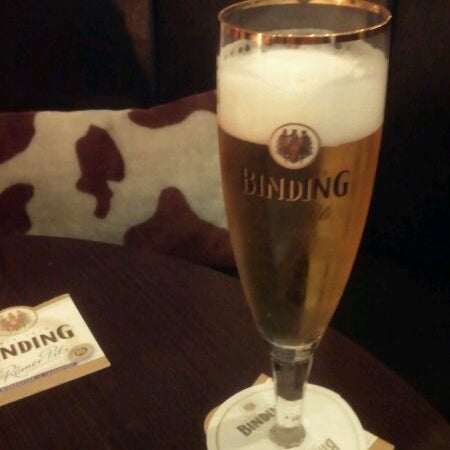 여기는 Binding 맥주를 취급한다. 0.3리터 pils. 독일에선 라거 계열 맥주를 그냥  필스라고 부른다