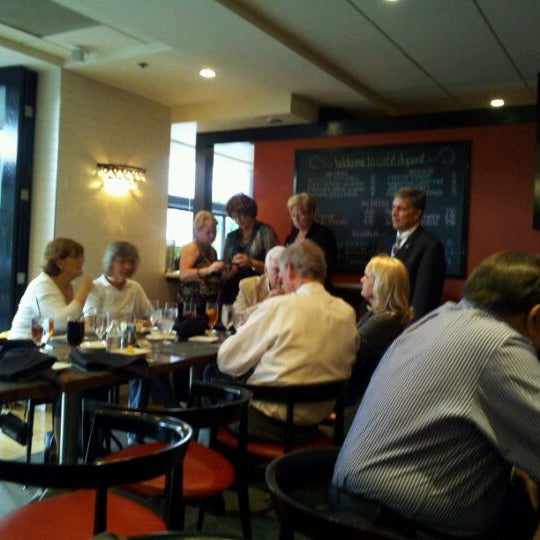 Foto diambil di Cafe Dupont oleh Landa P. pada 5/16/2012