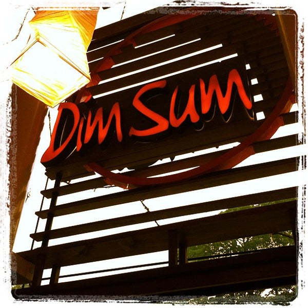 รูปภาพถ่ายที่ Dim Sum Design Center โดย Victor M. เมื่อ 4/4/2012
