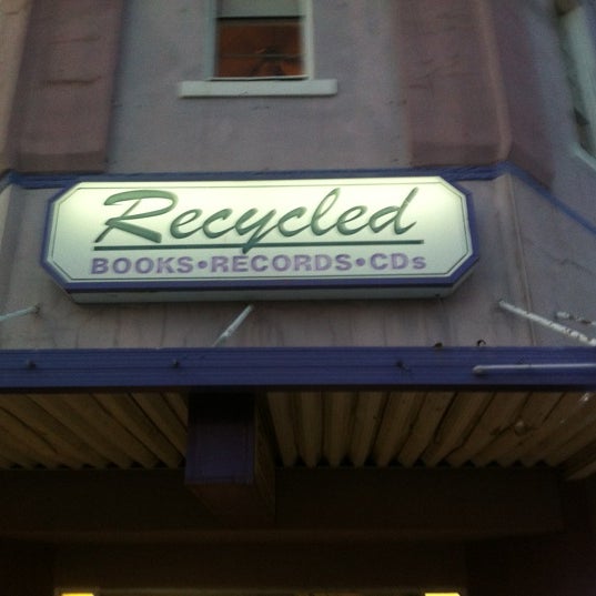 7/22/2012에 🇬🇧Al G.님이 Recycled Books에서 찍은 사진