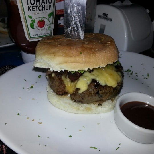 Снимок сделан в Saturday&#39;s The Original Burger пользователем Rafael A. 7/24/2012