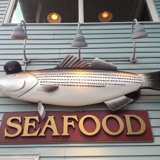 Снимок сделан в Harrison&#39;s Harbor Watch Restaurant &amp; Raw Bar пользователем Mike C. 8/15/2012