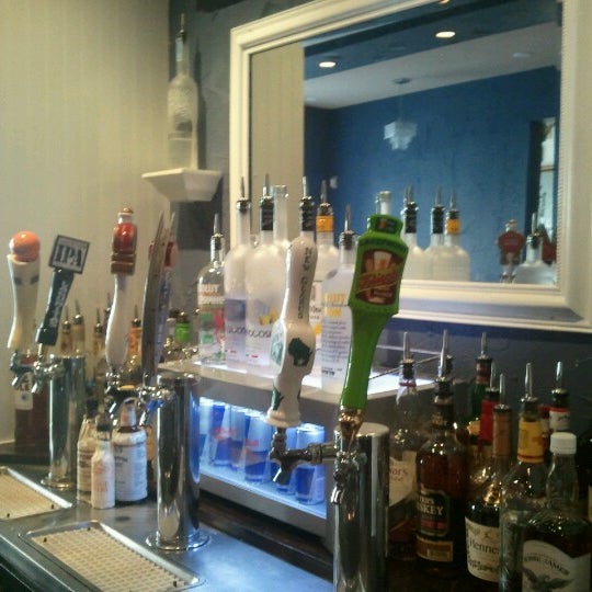 Foto tomada en The Duplex Lounge &amp; Bar- MILWAUKEE  por Shannan L. el 9/11/2012