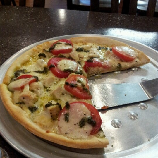 Foto tirada no(a) Full Circle Pizza &amp; Grill por Valerie H. em 8/8/2012