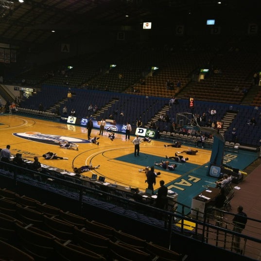 รูปภาพถ่ายที่ Sioux Falls Arena โดย Ashley K. เมื่อ 3/5/2012
