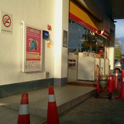 Photo taken at Shell by Mohammad Zaidi H. on 12/31/2011