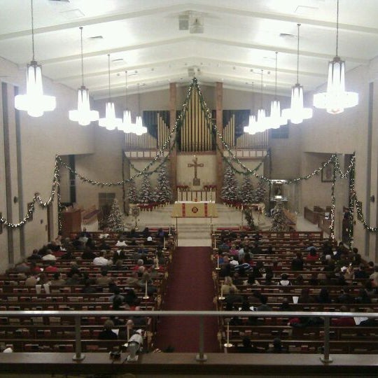 Foto scattata a St. Louis King of France Catholic Church da Doug H. il 12/25/2011