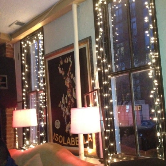 Foto diambil di Darnell&#39;s Lounge oleh Danielle R. pada 3/30/2012