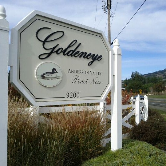 รูปภาพถ่ายที่ Goldeneye โดย Jodi P. เมื่อ 11/19/2011