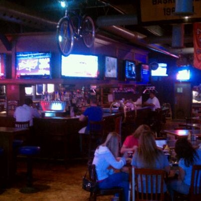 9/27/2011 tarihinde Ryan G.ziyaretçi tarafından Heroes Sports Bar &amp; Grill'de çekilen fotoğraf
