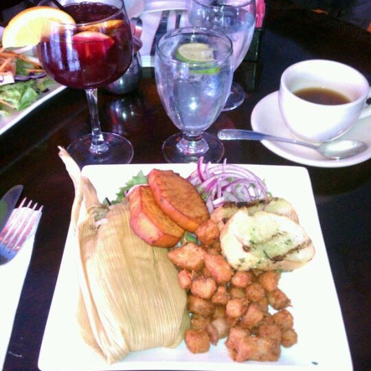 Foto scattata a Mancora Peruvian Restaurant &amp; Bar da Rich Wolf R. il 12/31/2011