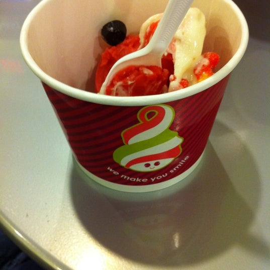 8/8/2011에 Pinar A.님이 Menchie&#39;s Frozen Yogurt에서 찍은 사진