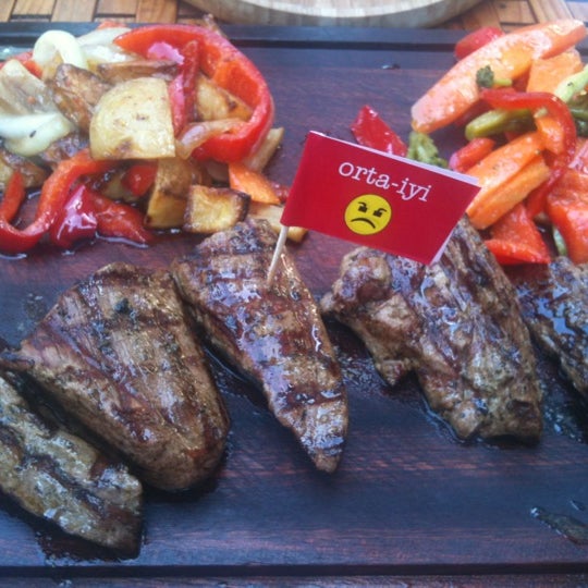 รูปภาพถ่ายที่ Beeves Steakhouse โดย Esin เมื่อ 7/8/2012