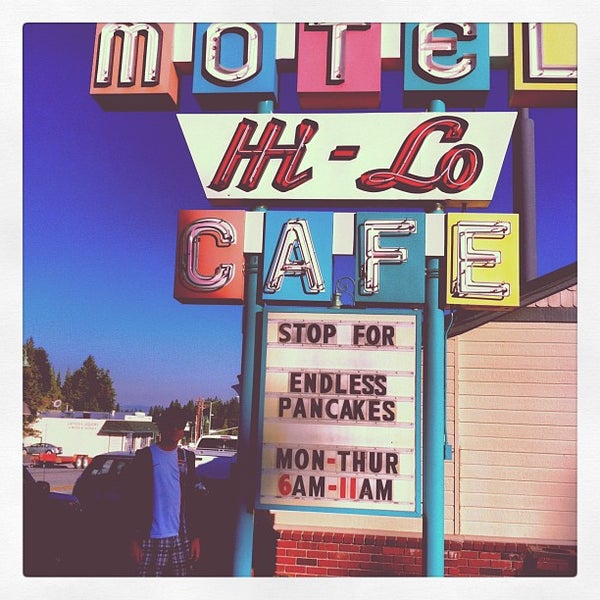 รูปภาพถ่ายที่ Hi-Lo Cafe โดย Dave C. เมื่อ 9/8/2012