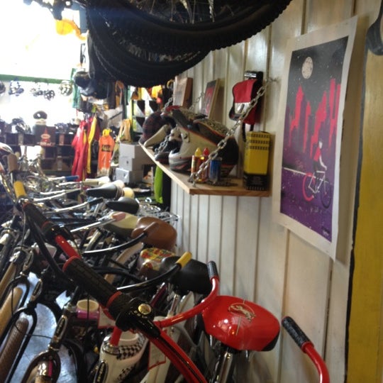 รูปภาพถ่ายที่ Bicycle Michael&#39;s โดย Tim E. เมื่อ 6/19/2012